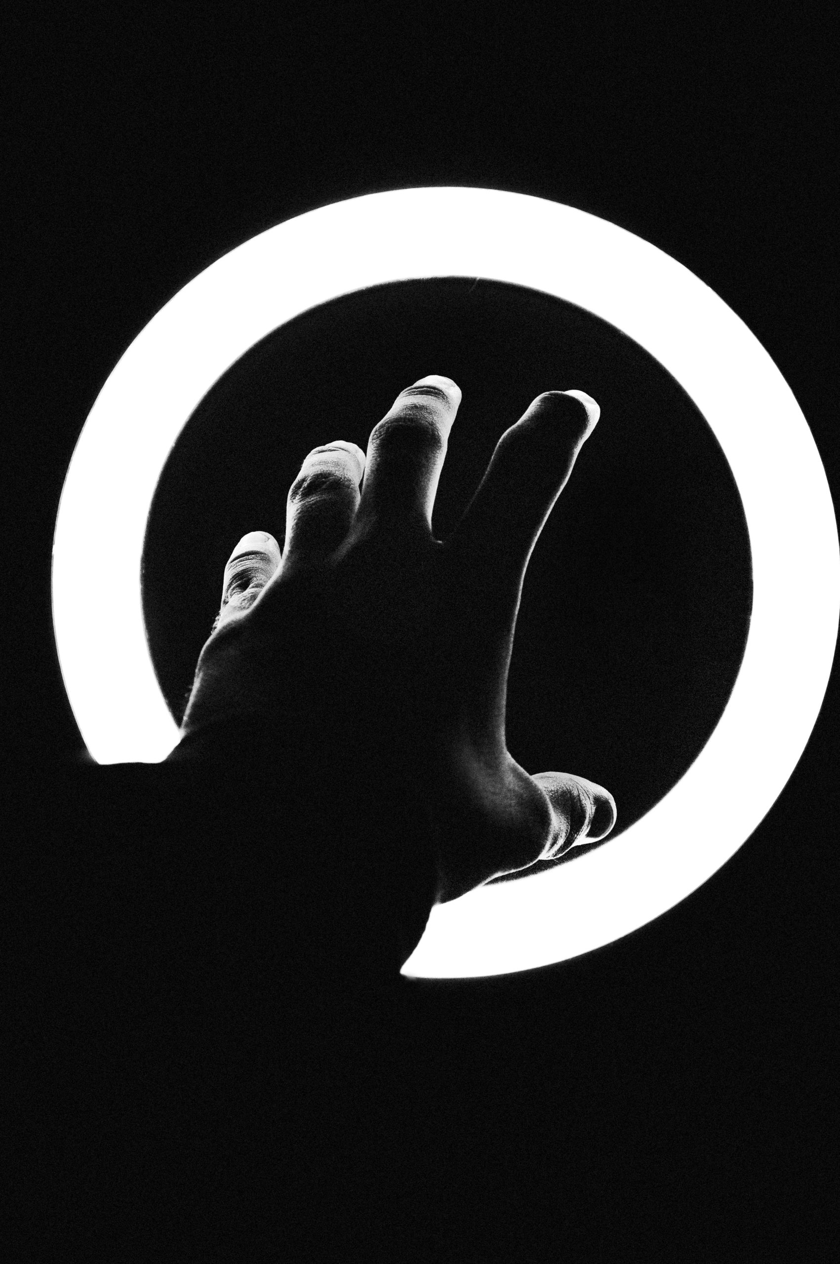 Main devant une ring light